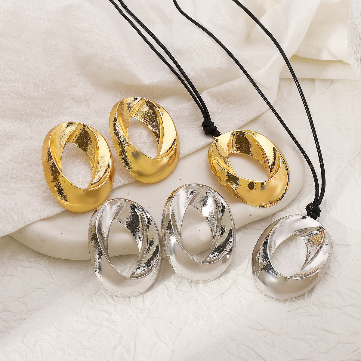 Orecchini a cerchio in metallo geometrici vuoti retrò dolci e audaci e collana con ciondolo in cordino di cera nera regolabile da donna