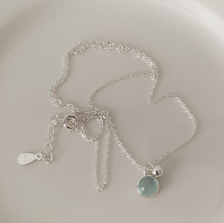Collar con colgante redondo geométrico minimalista de plata de ley 925 con detalles de cristal