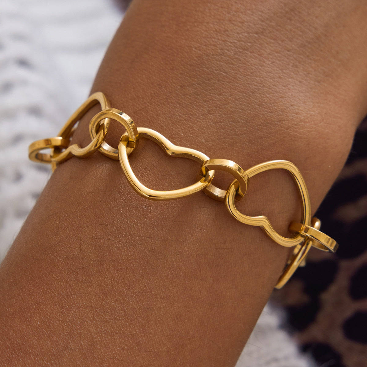 Elegante bracciale da donna in acciaio inossidabile con cuore vuoto e finitura placcata, gioielli geometrici minimalisti