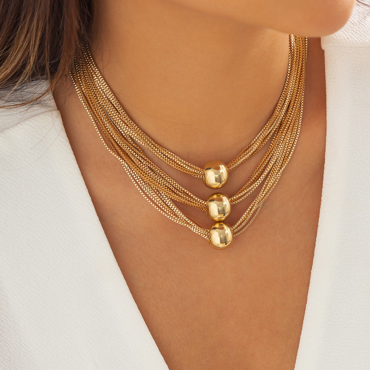 Collana con ciondolo a sfera geometrica minimalista in metallo da donna con finitura placcata e catena a maglie