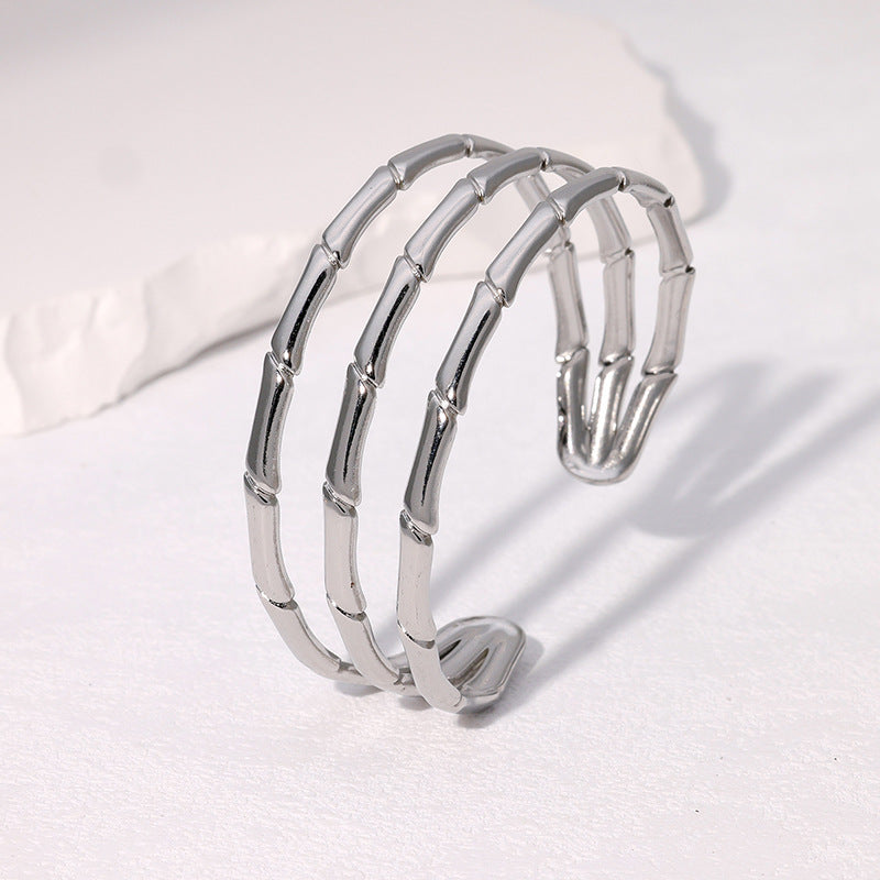 Bracciale minimalista a nodo di bambù in acciaio inossidabile placcato oro da donna con estetica fresca e delicata