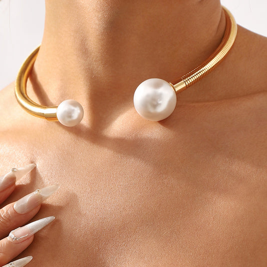 Minimalist Geometric Metal Choker Necklace with Adjustable Pearl Accent and Electroplated Finish for Women