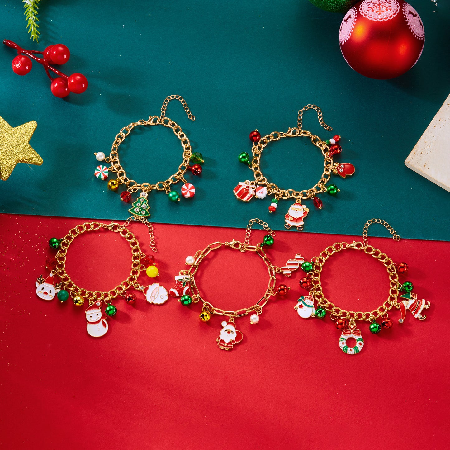 Collana con Pendente in Lega a Tema Natalizio con Ciondoli a Renna e Campanella, Elettroplaccata, Stile Minimalista e Dolce per Donna