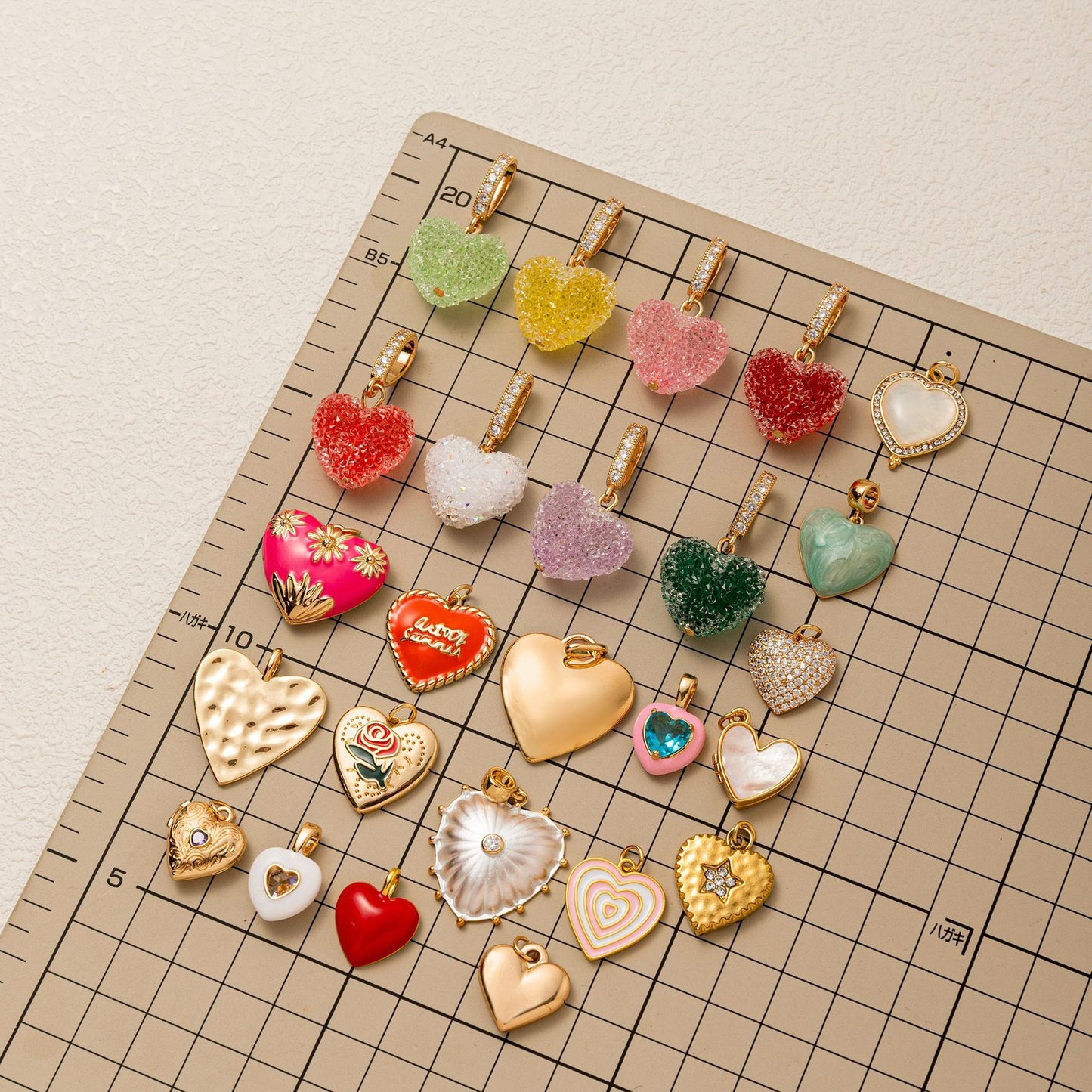 Collana con ciondolo a forma di cuore geometrico in ottone e zirconi cubici