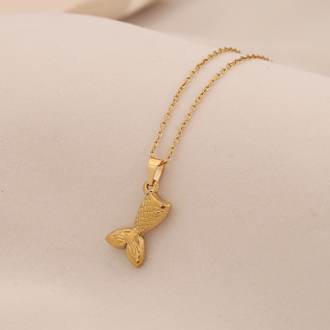 Collana con Ciondolo Unico a Forma di Pesce in Acciaio Inossidabile da Donna con Motivo Animale e Stile Minimalista