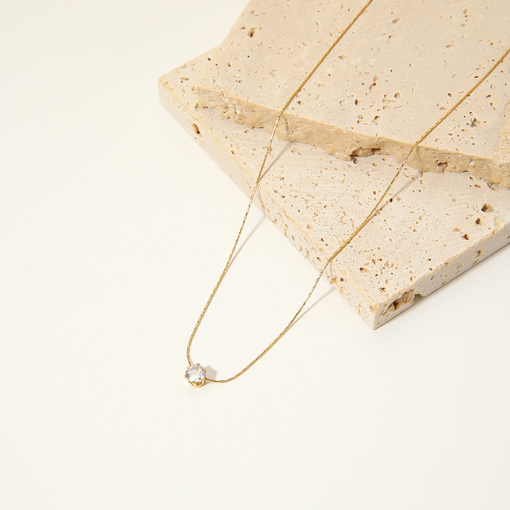 Collana con Pendente Geometrico Minimalista e Zirconia a Sei Punte in Acciaio al Titanio, Finitura Oro 18K Placcato Sottovuoto, Elegante Catena Clavicola da Donna