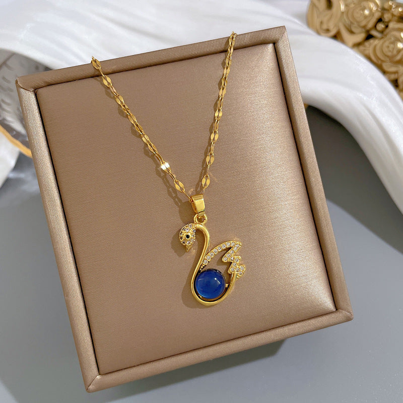 Collana in Acciaio al Titanio con Cigno Geometrico in Stile Esotico per Donna con Dettagli in Strass e Catena Regolabile