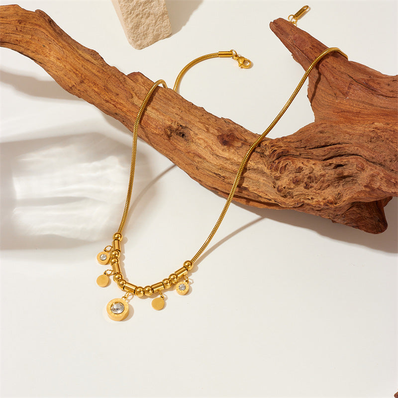 Collana girocollo minimalista geometrica rotonda da donna in acciaio al titanio con intarsio di strass e finitura placcata