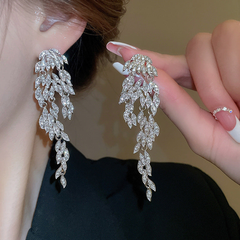 Orecchini pendenti con nappe geometriche minimaliste con intarsi di strass in rame placcato e perni in argento sterling 925 da donna