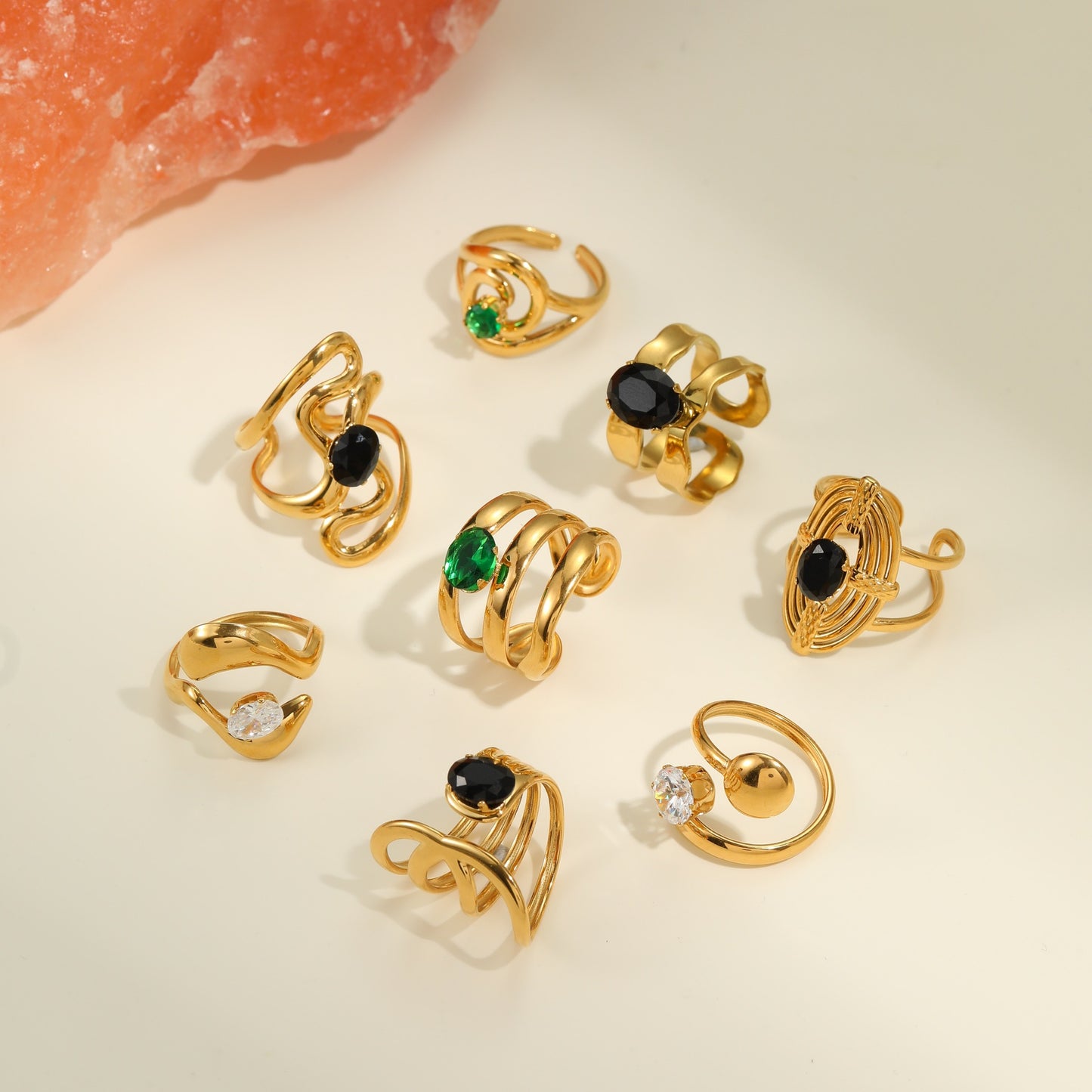 Anillo Minimalista Geométrico de Acero de Titanio con Chapado en Oro de 18K e Incrustaciones de Circones de Colores para Mujer