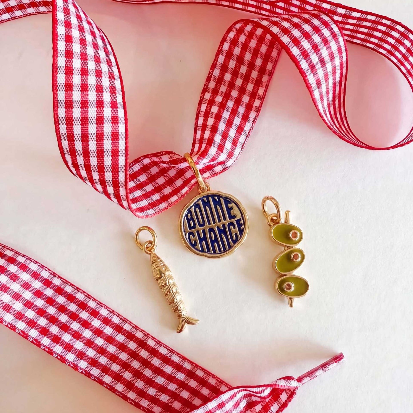 Casual Gold Plated Brass Round Pendant Charm Bar