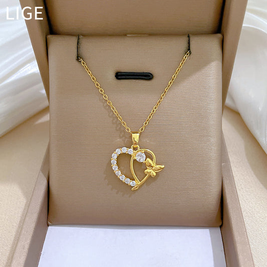 Collana con ciondolo a forma di farfalla a cuore geometrico da donna in acciaio al titanio con accenti di strass micro-pavé, catena clavicola in stile minimalista fresco e dolce