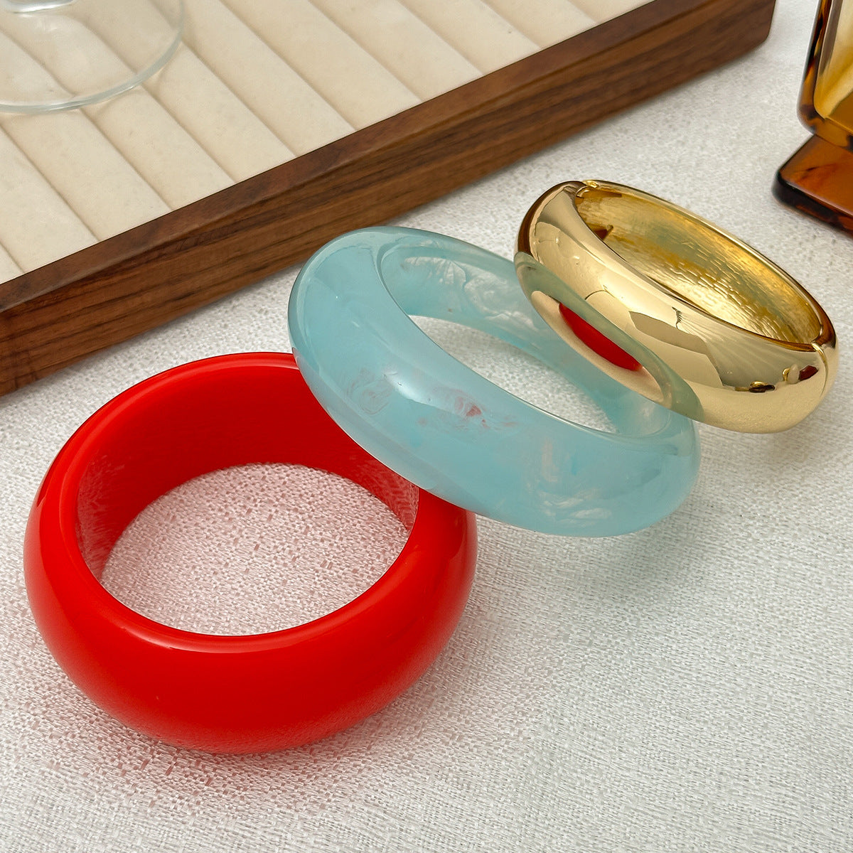 Pulsera geométrica en contraste rojo vivo con acabado pulido y superficie galvanizada para mujer