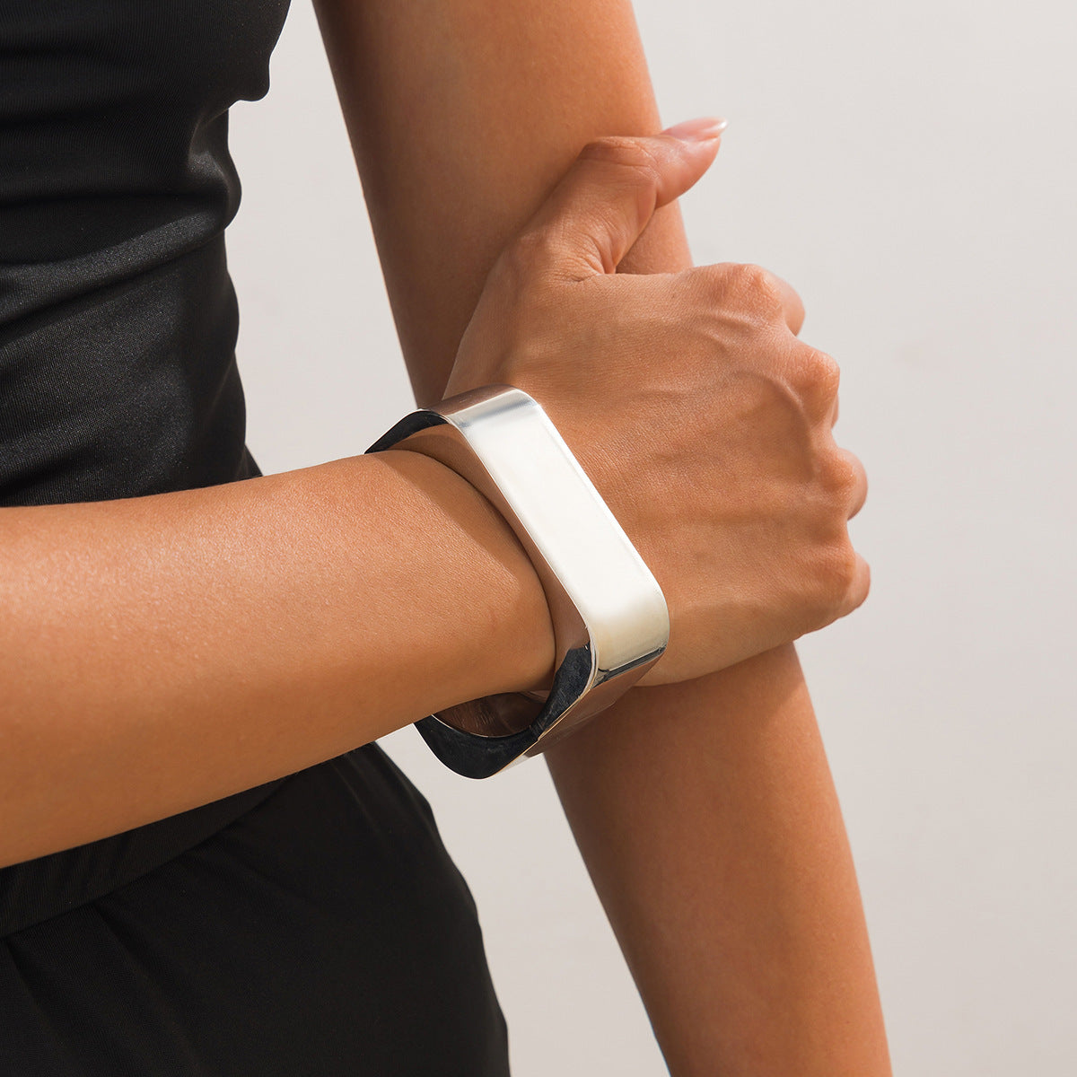 Pulsera cuadrada de metal retro para mujer con acabado chapado y diseño de resorte