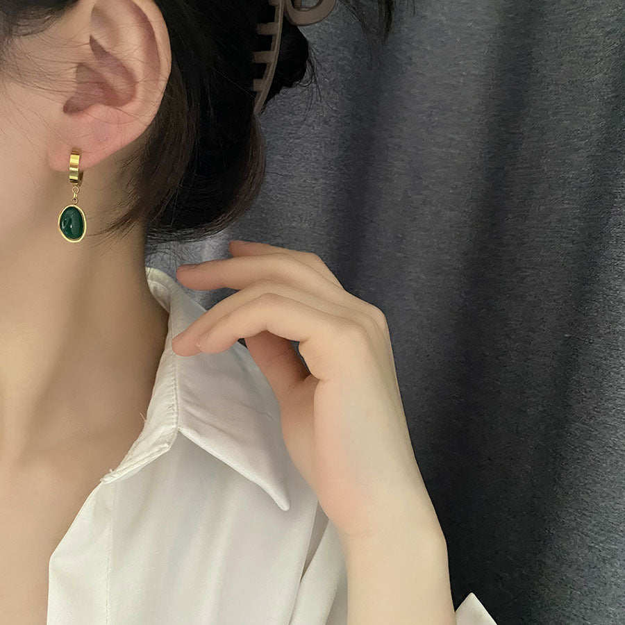 Pendientes minimalistas de titanio con forma ovalada y incrustaciones de piedra verde para mujer