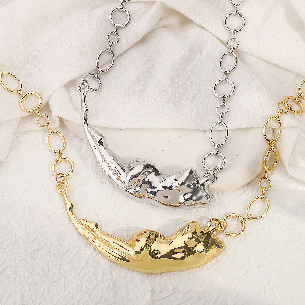 Collar metálico geométrico irregular exagerado para mujer con colgante de aleación chapado y detalle de resina esmaltada