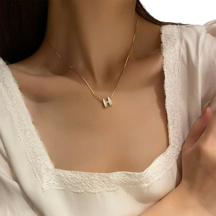 Collana pendente con iniziale H minimalista da donna in acciaio al titanio con intarsio di strass su catena a maglia.