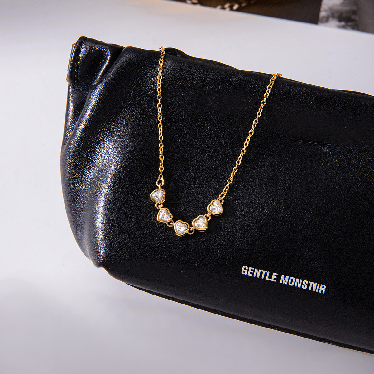 Collana con ciondolo di lusso a forma di cuore in acciaio inossidabile con intarsio di strass e finitura placcata da donna