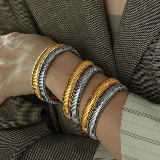 Pulsera redonda elástica minimalista de acero inoxidable con chapado en oro de 18 quilates y diseño a rayas