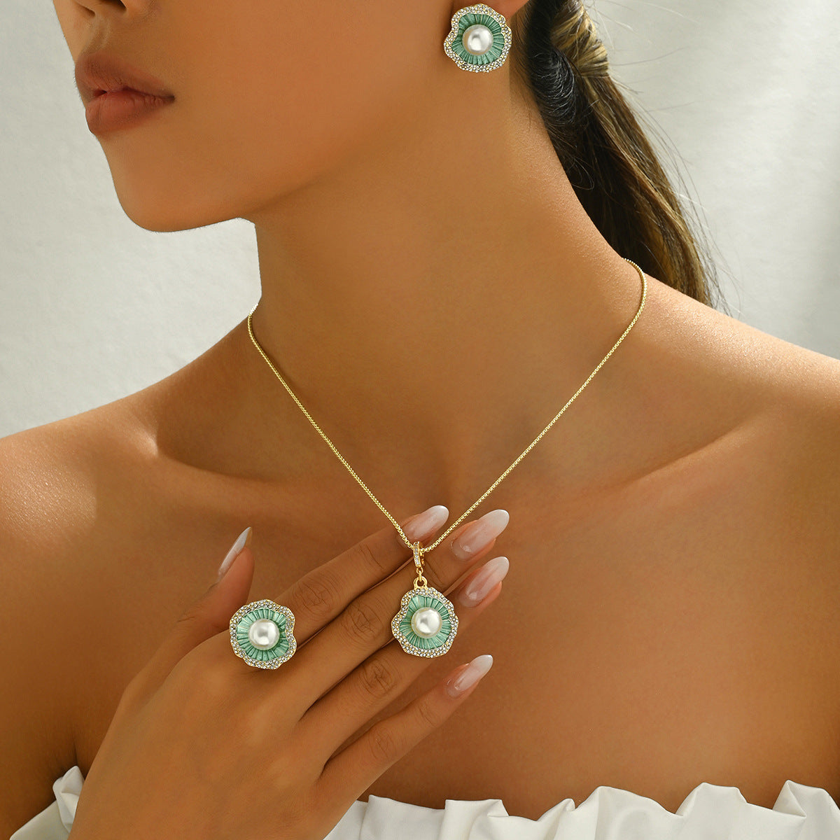 Conjunto de collar con colgante de loto floral fresco y dulce para mujer con cadena de aleación e incrustaciones de diamantes de imitación