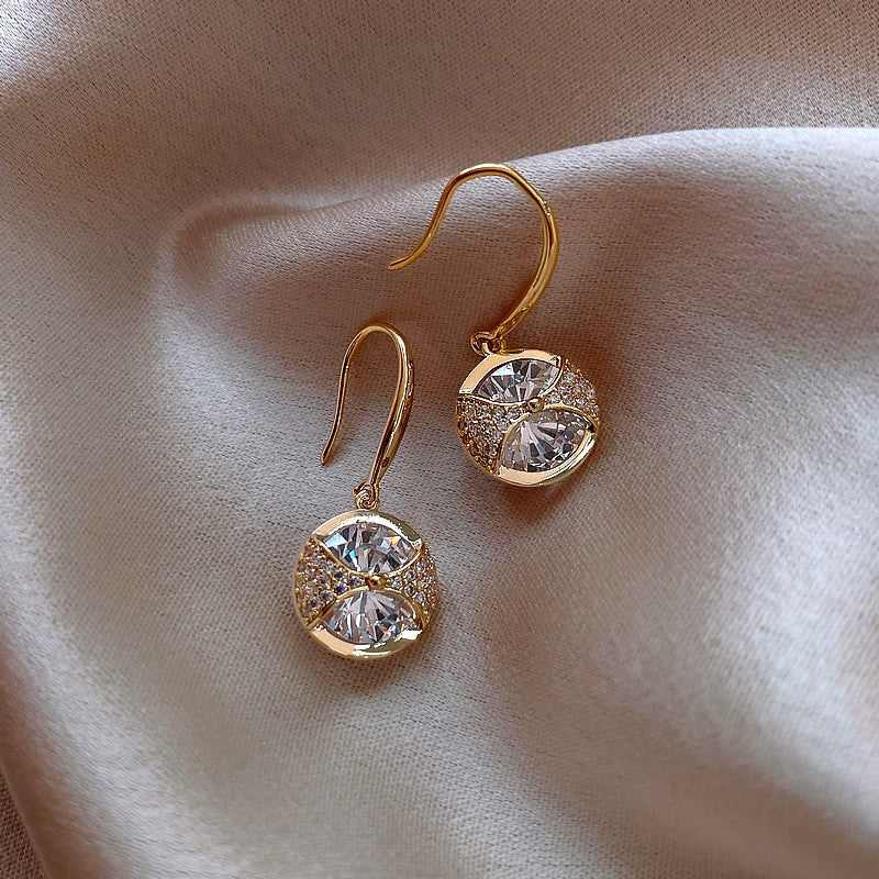 Pendientes de Flores Geométricas con Incrustaciones de Diamantes de Imitación en Cobre Bañado y Postes de Acero Inoxidable para Mujer, Joyería de Oreja de Lujo Minimalista y de Moda para el Día a Día