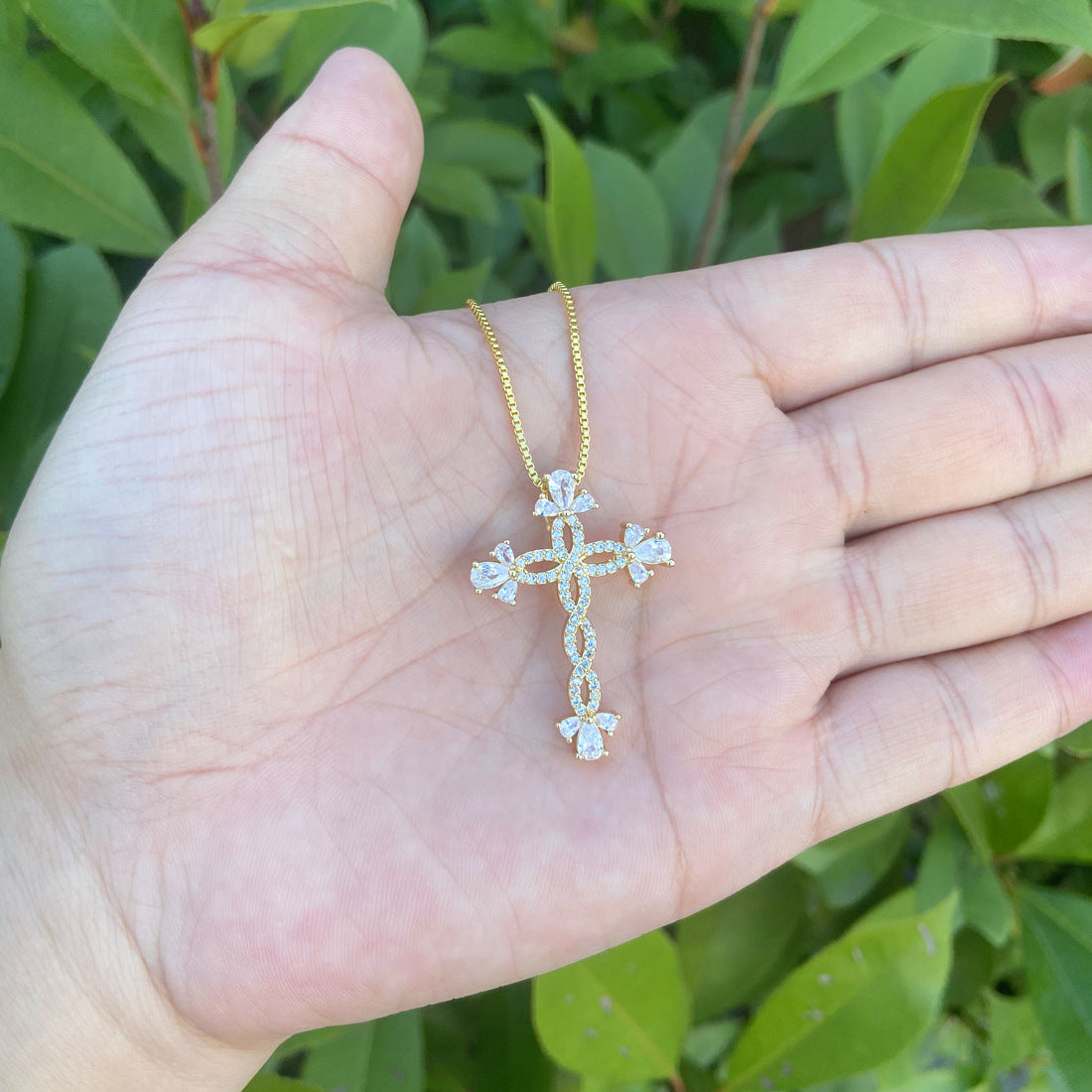 Fashionable Cross Pendant Necklace in Copper with Rhinestone Inlay and 18K Gold Plating for Women