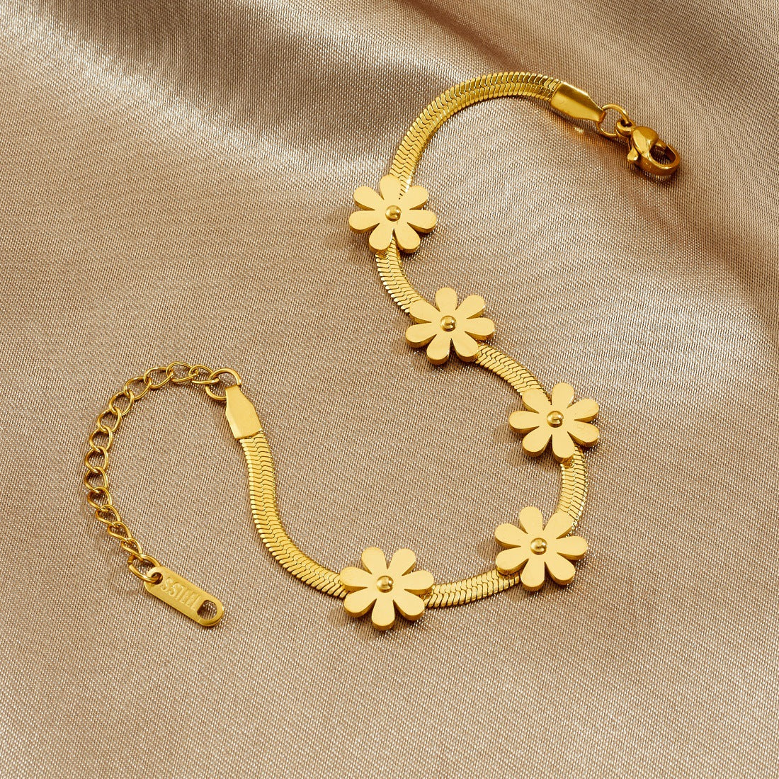 Minimalist Gold Plated Stainless Steel Daisy Pendant Chain Bracelet