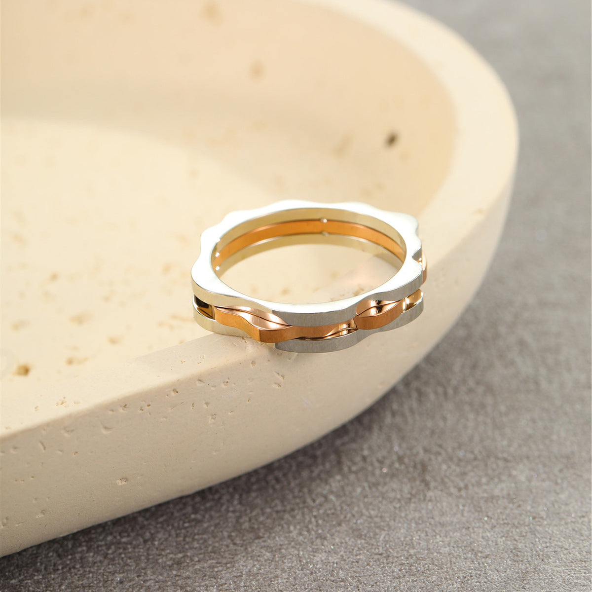 Anillo minimalista de acero de titanio con diseño de engranaje color-block, accesorio de moda unisex galvanizado