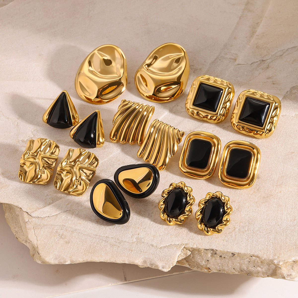 Orecchini da donna geometrici in acciaio inossidabile galvanizzato nero e oro, con estetica moderna e vintage