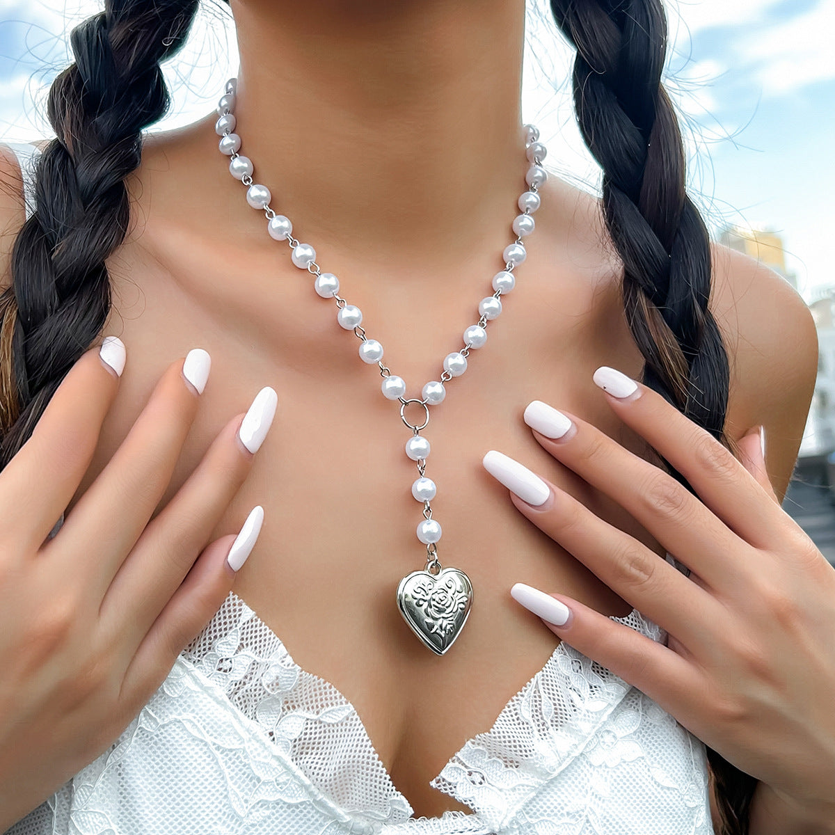 Collana con pendente a cuore dolce e audace da donna in lega con finitura galvanica su catena di perle