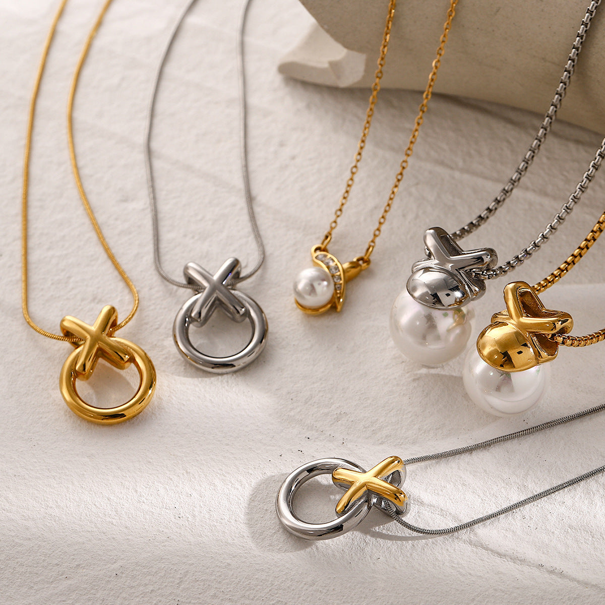 Collana con ciondolo a croce, perla e motivo "XO" placcata in oro 18K su acciaio inossidabile, catena a serpente, alla moda
