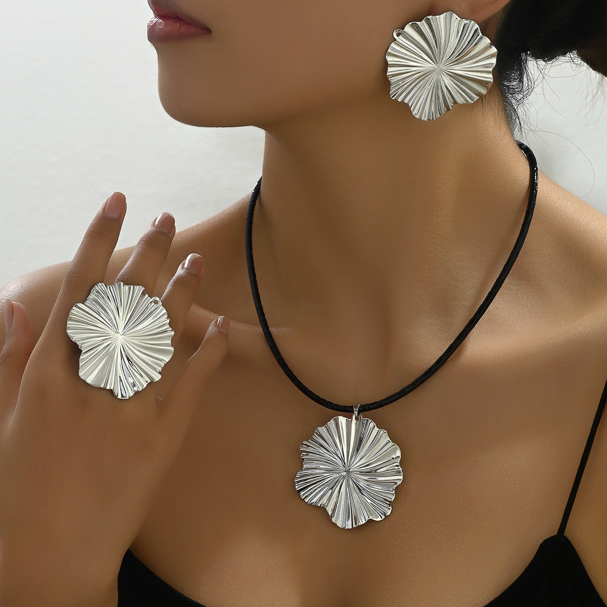 Set di orecchini a lobo e collana lunga con ciondolo a petalo, in lega floreale vintage con finitura galvanica da donna