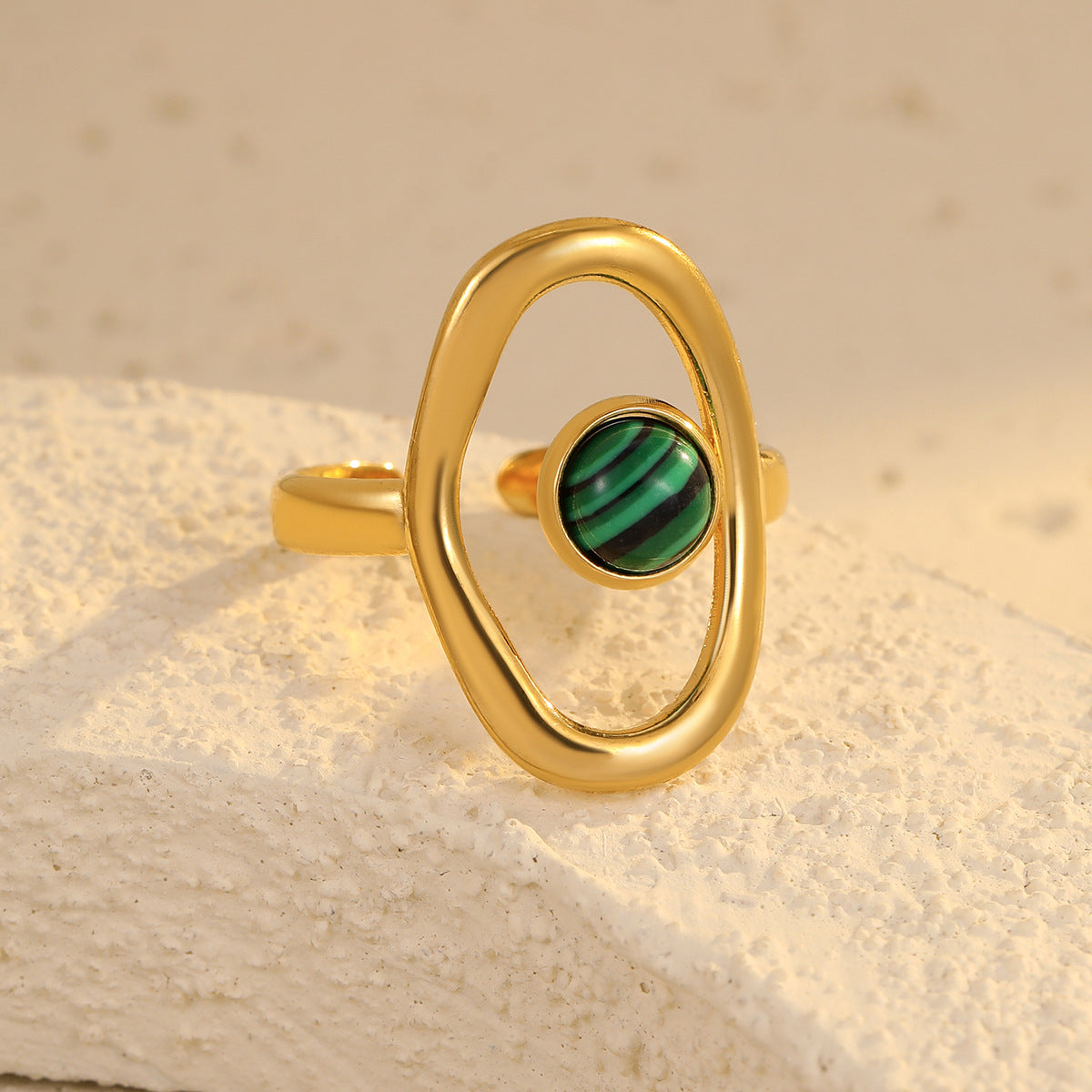 Anillo de acero inoxidable hueco con diseño geométrico vintage e incrustaciones de piedra natural, chapado en acero de titanio, banda de moda para mujer para uso en la oficina