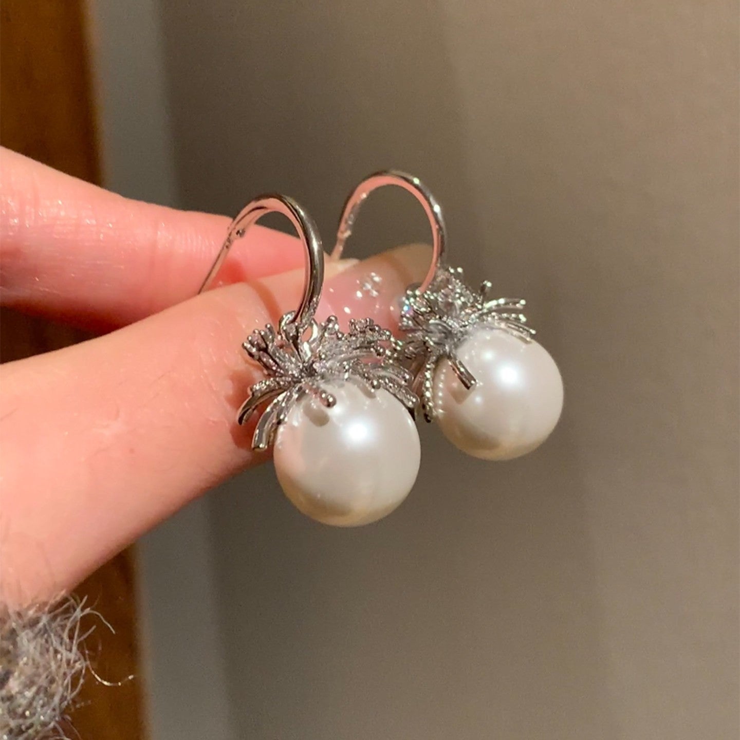 Orecchini da donna vintage eleganti a forma di stella geometrica con perle simulate e zirconi, perni in acciaio placcato