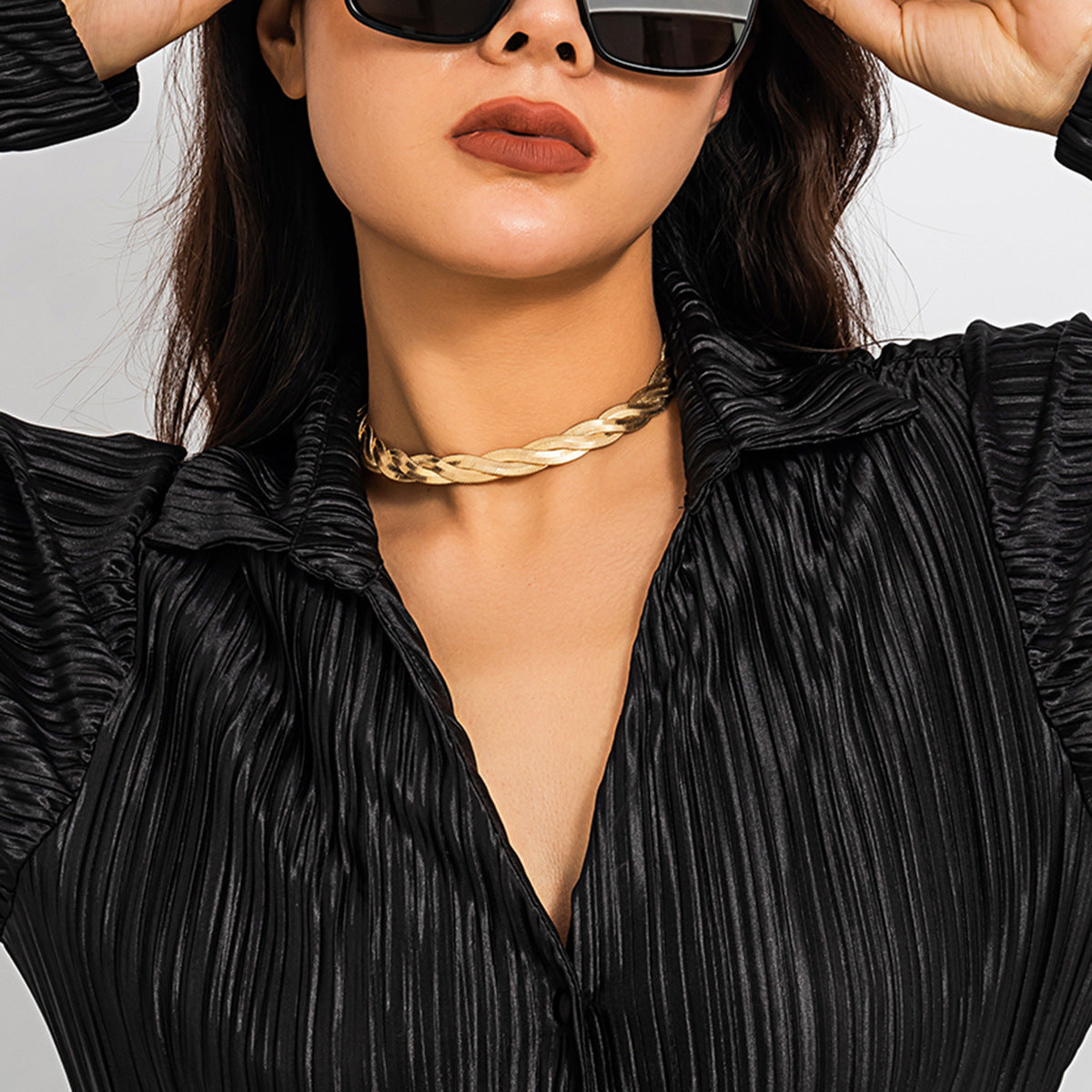 Collana girocollo da donna a catena serpente in rame, design geometrico minimalista e dall'estetica accattivante
