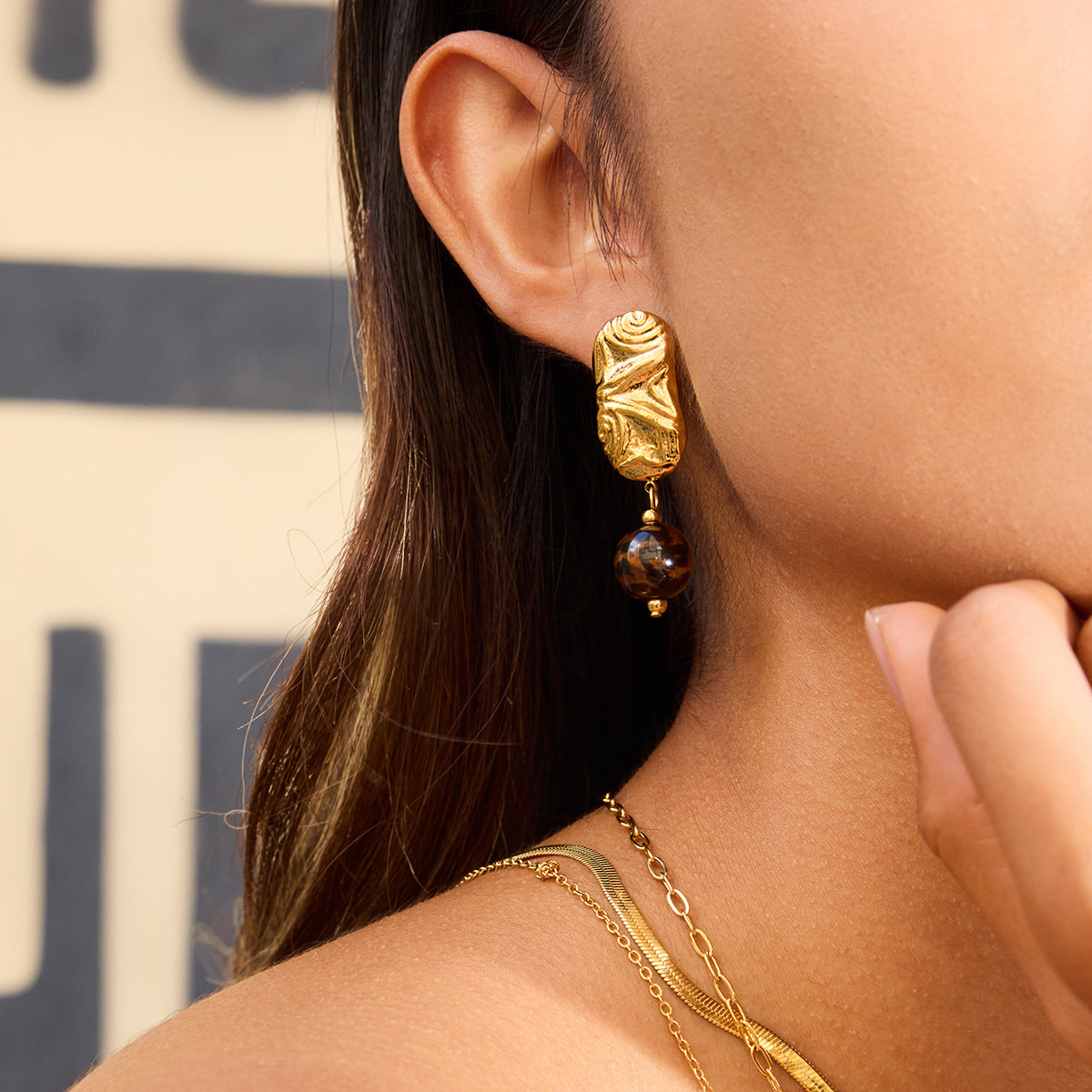 Aretes de aro de acero inoxidable con colgante de cruz geométrica para mujer con acabado chapado, diseño minimalista de lujo