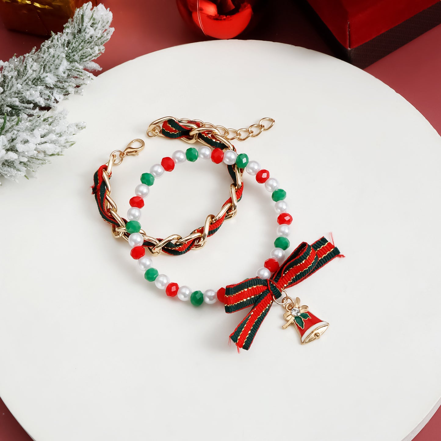 Pulsera de Cuentas de Arcilla Polimérica Colorida y Creativa para Mujer con Forma Geométrica, Acabado Chapado y Acentos de Campana Navideña