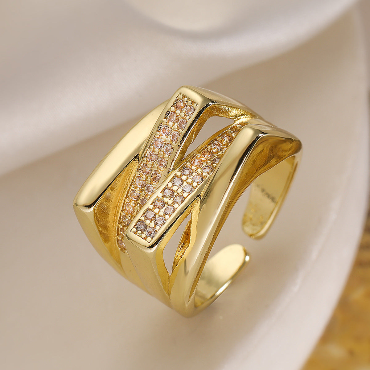 Anello aperto geometrico minimalista da donna in ottone con zirconi micro-pavé