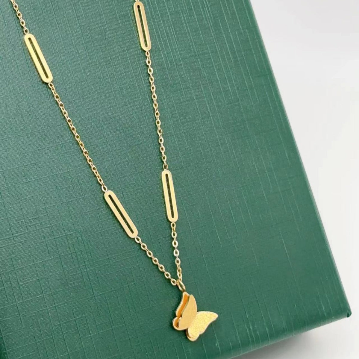 Collana con Ciondolo a Farfalla Minimalista in Acciaio al Titanio con Finitura Placcata su Catena ad Anelli, Unisex