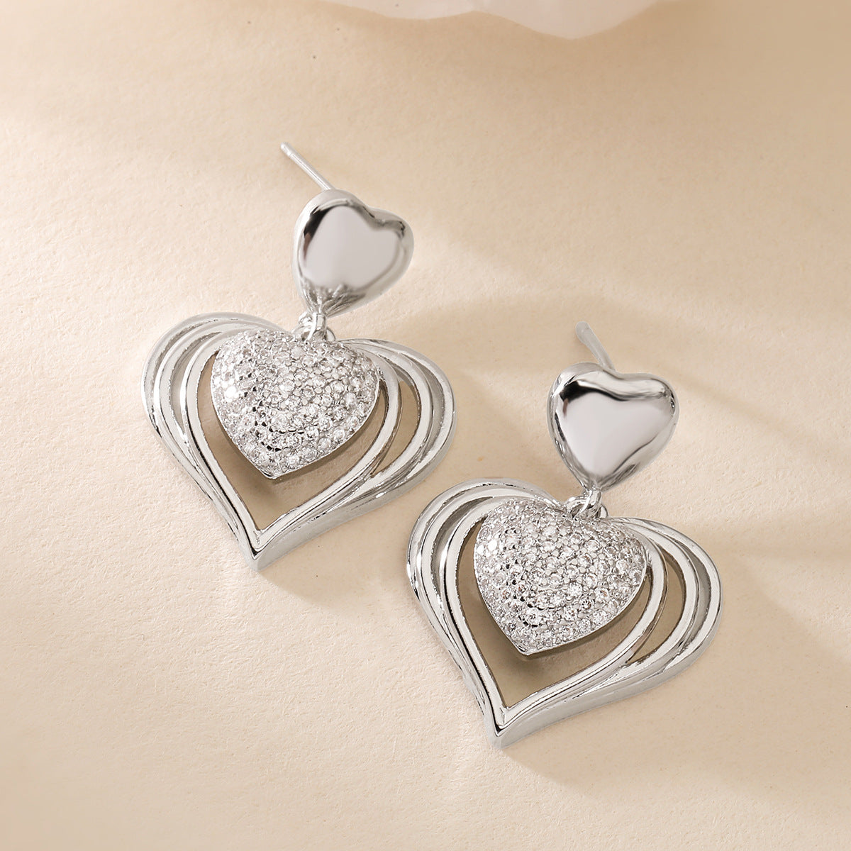 Orecchini Minimalisti Irregolari Geometrici in Rame con Placcatura in Oro Vero e Accenti a Cuore in Zirconia per Donna