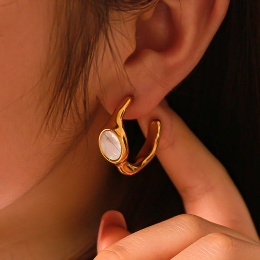 Orecchini geometrici in acciaio inossidabile stile corte francese vintage con finitura placcata sottovuoto in oro 18K e intarsio in abalone bianco con design a C da donna