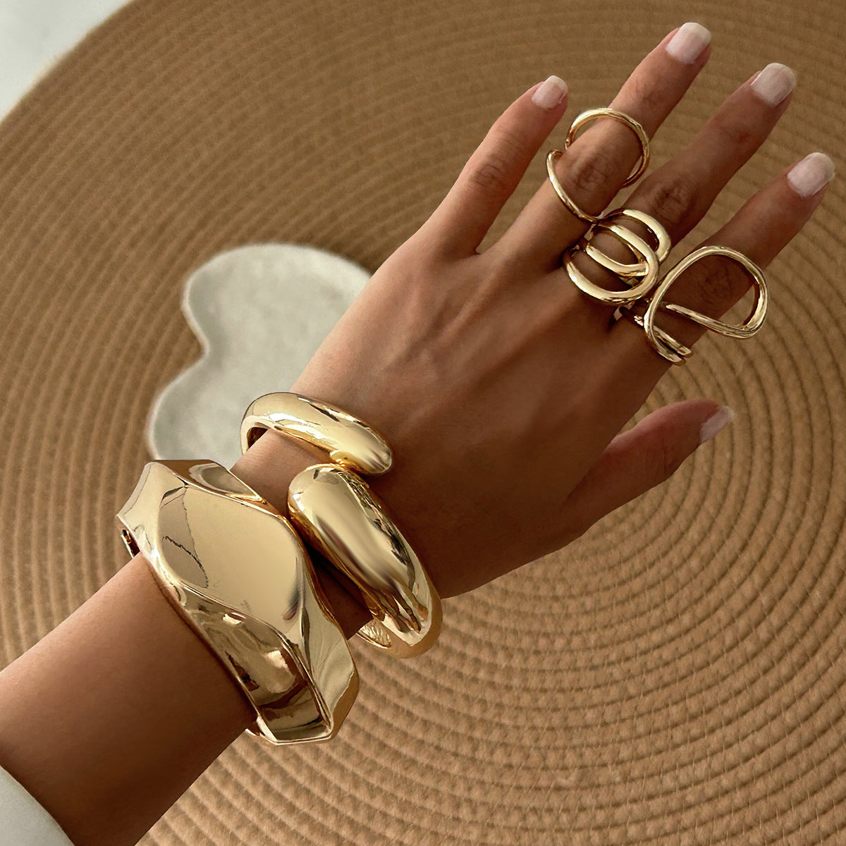 Pulsera de resorte con onda geométrica de aleación con acabado metálico pulido para mujer