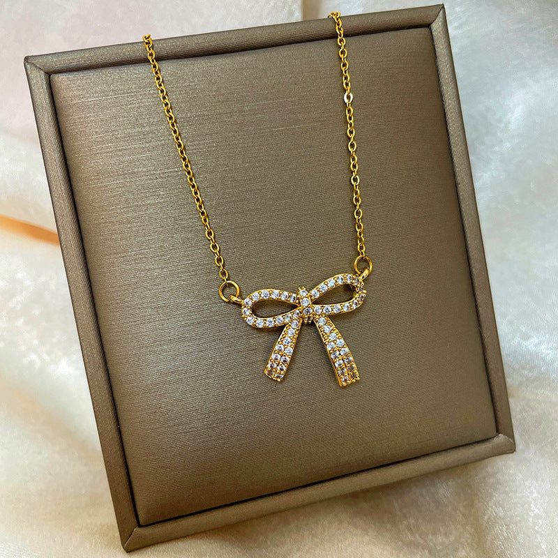Collana con ciondolo a goccia in rame placcato oro 18 carati con micro-pavé e catena a onda in acciaio al titanio, design originale