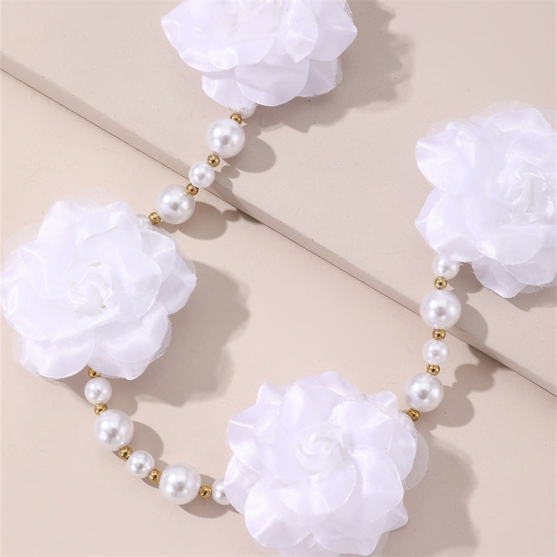 Lindo broche para el cabello en forma de lazo con adorno floral blanco, detalles de perlas y borlas para niñas