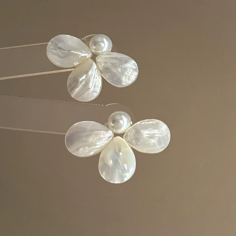 Orecchini a perno con perle dolci, eleganti e floreali per donna con perni in argento sterling 925