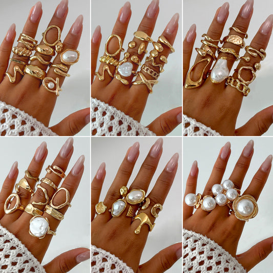 Set di Anelli Vintage con Geometrie Irregolari, Accenti di Perle Simulate e Finitura Placcata