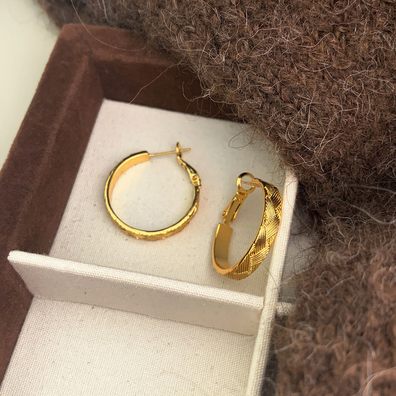 Pendientes de aro de metal geométricos minimalistas con textura entrecruzada para mujer