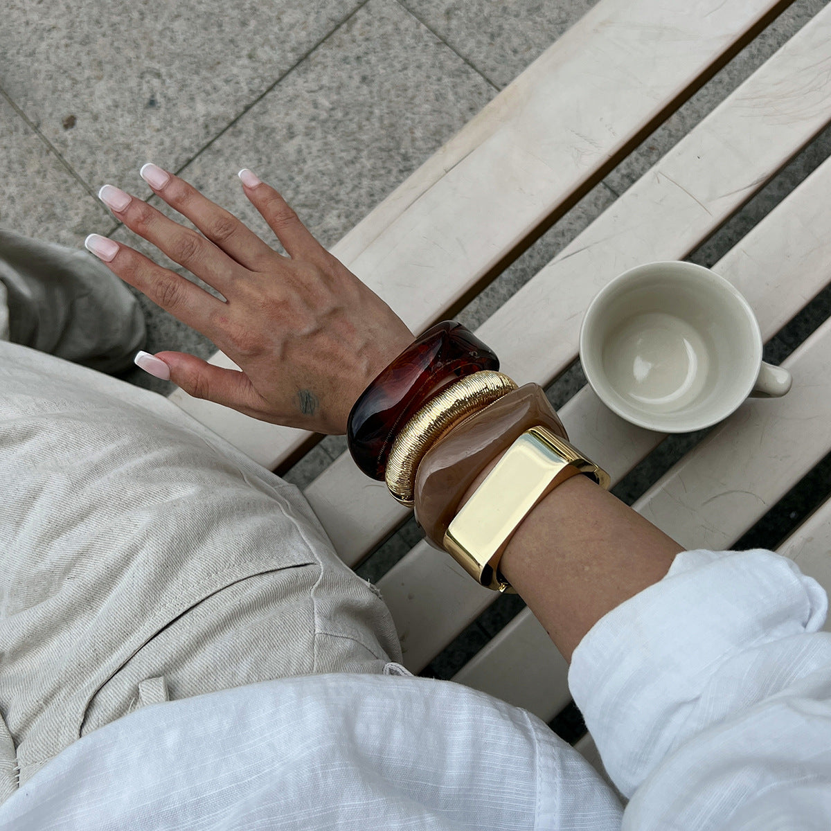 Bracciale minimalista da donna in acrilico geometrico irregolare con finitura placcata