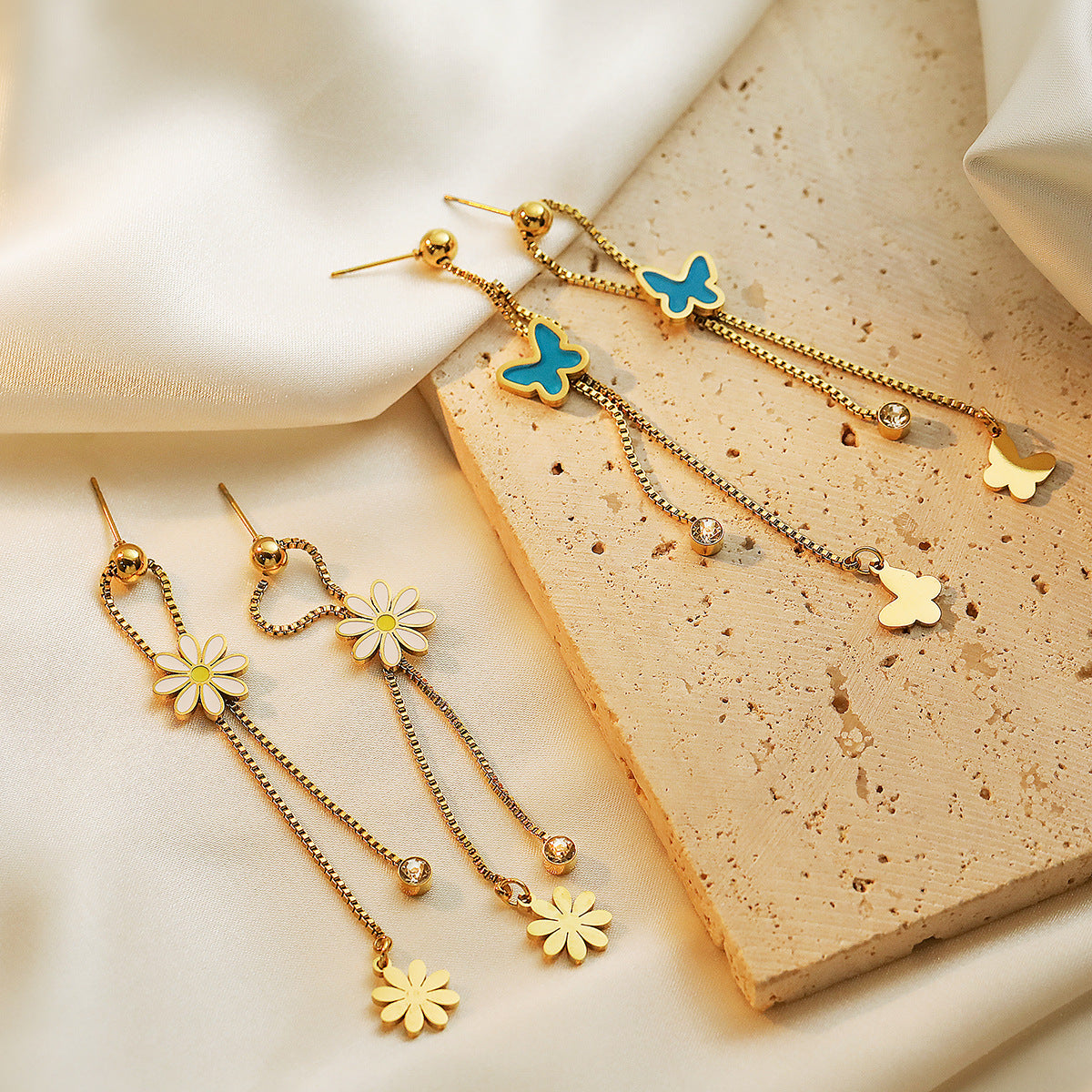 Orecchini Minimalisti in Acciaio al Titanio a Forma di Farfalla con Placcatura in Oro 18K e Dettagli Floreali Smaltati