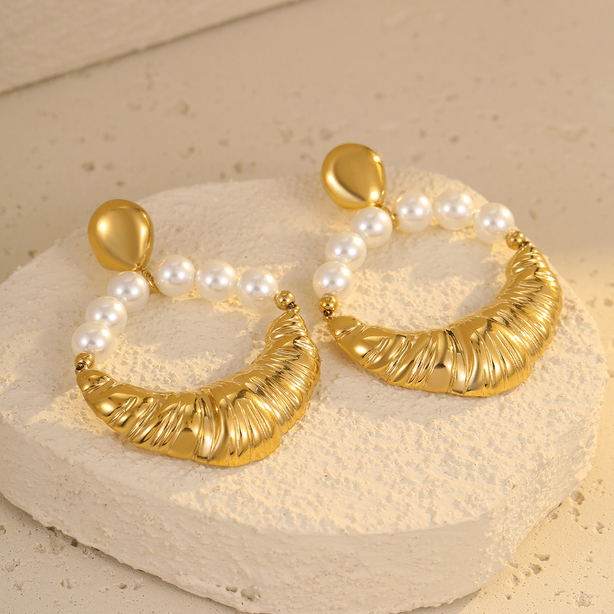 Orecchini a perno da donna a forma di megafono minimalista in acciaio inossidabile con placcatura in oro e accento di perla